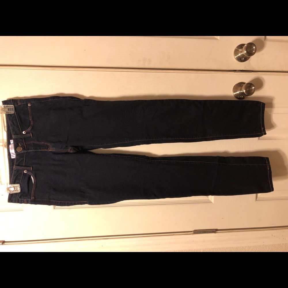 Stretchy, straight leg pants.